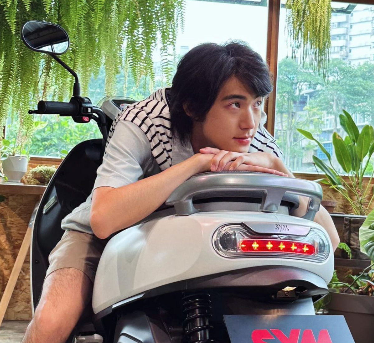 德德近日秀出替機車品牌拍攝的照片，可以看到這次德德頂著一頭復古髮型，不料卻引來網友吐槽這次新造型「像戴頭盔」。 圖：翻攝自德德IG