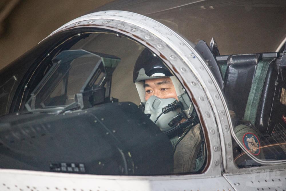 IDF經國號戰機飛行員進行飛行前檢查。(示意圖) 圖：軍聞社提供(資料照)