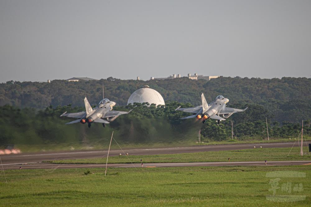 IDF經國號戰機今（16）日執行任務卡馬公跑道，空軍司令部對民航造成旅客不便，深表歉意。 圖：軍聞社提供（資料照）