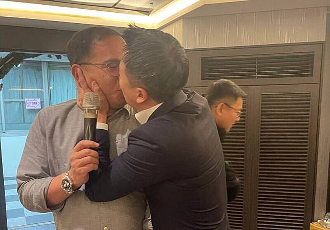 對於未被國台辦列入制裁名單，新北市議員、民進黨發言人卓冠廷插花自嘲「努力不夠」。附上李正皓獻吻王義川的照片，帶點醋勁說：「反正我也不是第一次被排除在外了」。 圖：翻攝「臉書」卓冠廷粉絲專頁