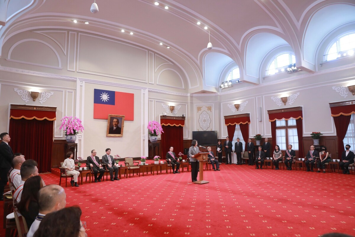 蔡英文授勳顧立雄等國安團隊、潛艦小組。 圖：總統府/提供