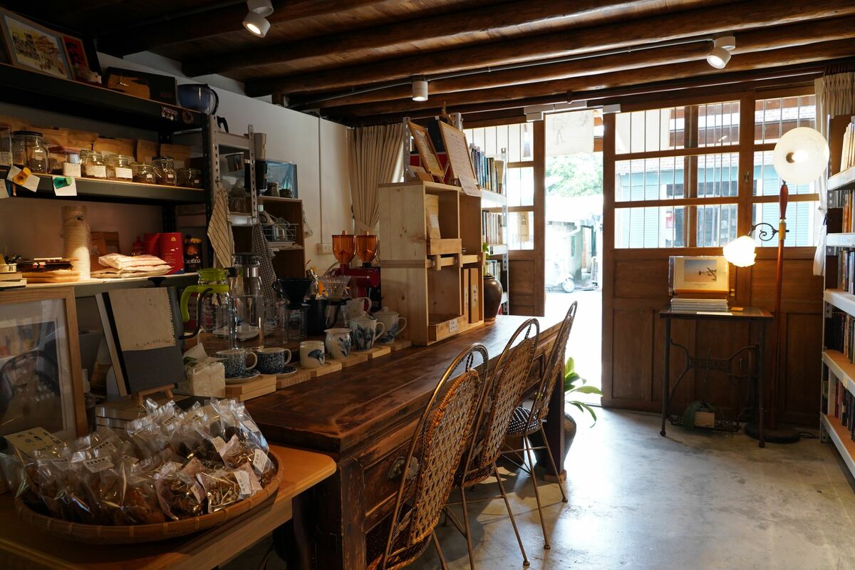 春葵書咖啡由屋齡超過90年的成豐碾米廠改建，遊客可以在這裡翻閱藏書、聽音樂、喝手沖咖啡。 圖：嘉義縣政府／提供