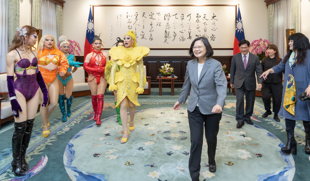 總統蔡英文接見魯保羅變裝皇后秀冠軍得主妮妃雅。 圖：總統府提供