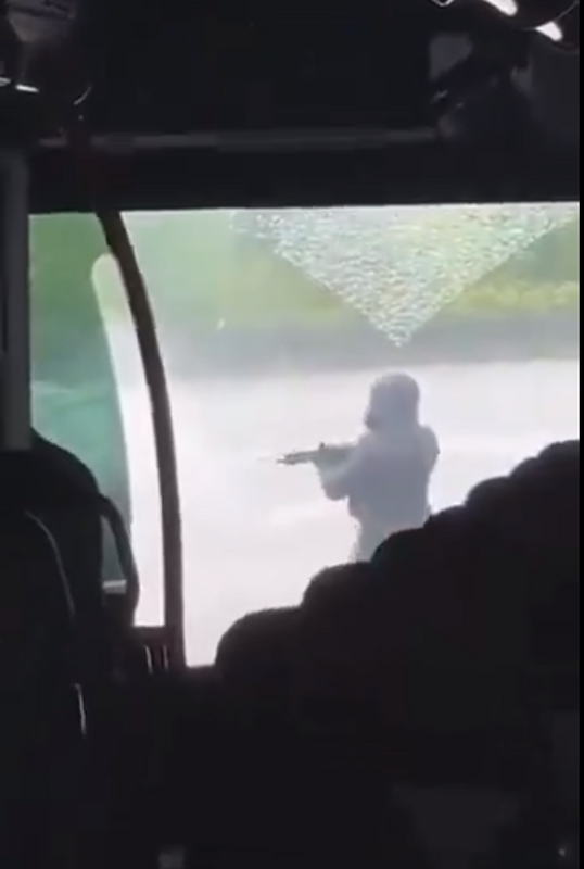 武裝人員與法國警察在高速公路收費站爆發衝突。圖為武裝人員。 圖：翻攝自 Tommy Robinson X（前推特）帳號