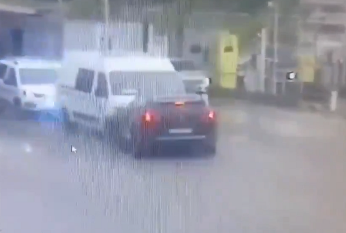 運囚車經過高速公路收費站時，突然被一輛黑色休旅車迎面撞上。 圖：翻攝自 Służby w akcji X（前推特）帳號