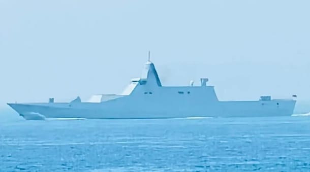 近期一艘疑似隱形護衛艦的解放軍新船艦海試的照片引起軍事愛好者的關注，不過有資深軍事迷認為，那應該只是一艘「綜合測試平台」。 圖：翻攝自 零度 Military