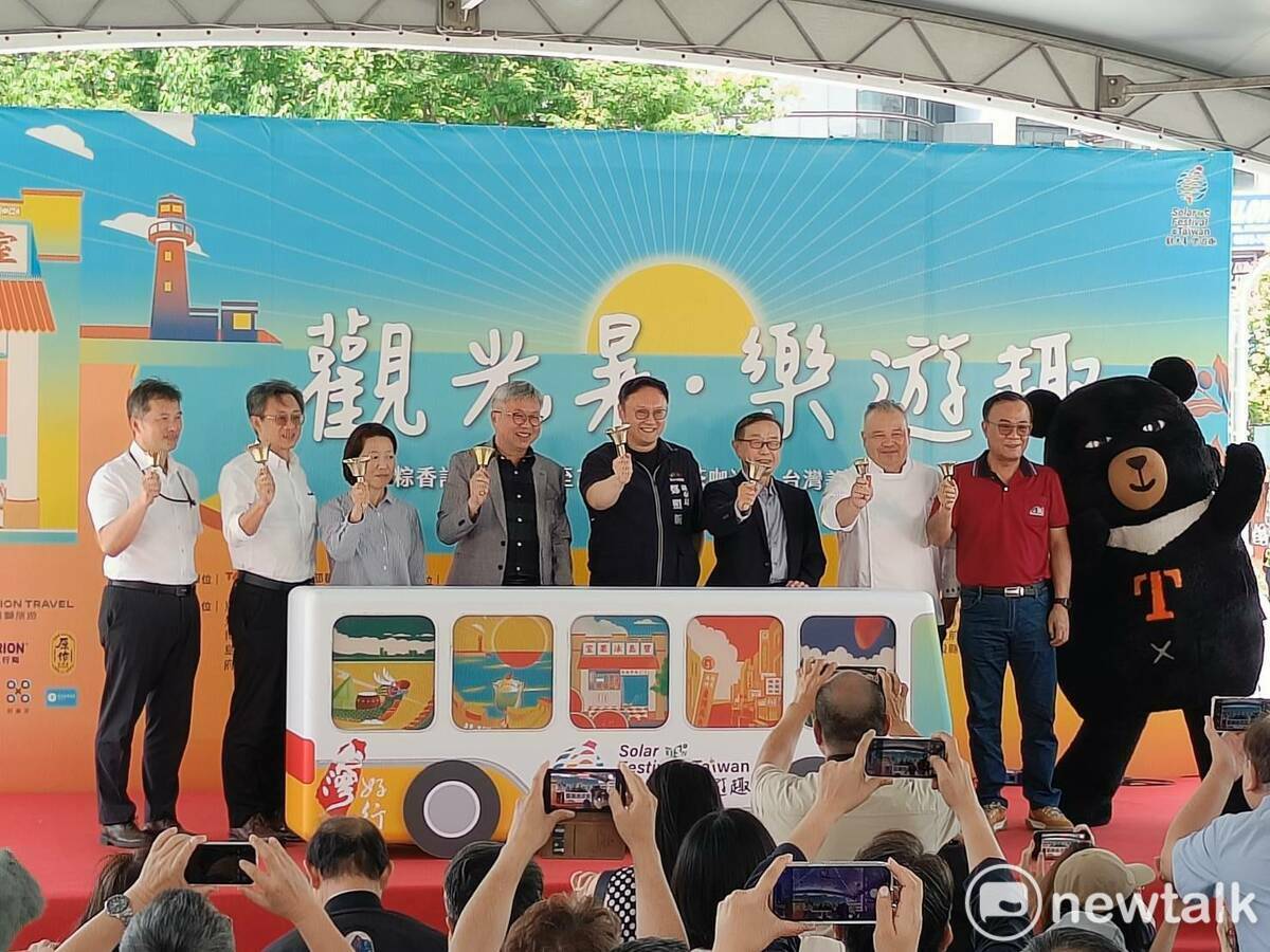 台灣仲夏節與會貴賓一同搖鈴宣示活動開跑。 圖：唐復年/攝