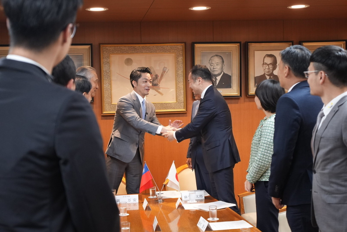 台北市長蔣萬安拜會日本前首相麻生太郎。 圖：台北市政府 / 提供