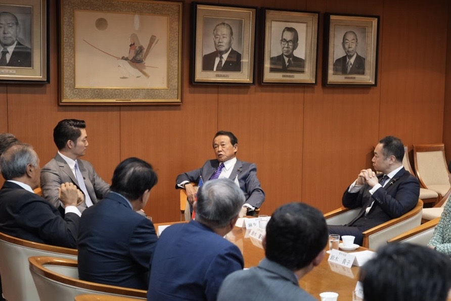 台北市長蔣萬安拜會日本前首相麻生太郎。 圖：台北市政府 / 提供