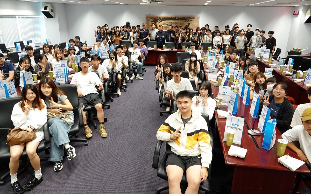 東海師生訪中市府關心居住正義 鄭照新：打造台中為模範城市
