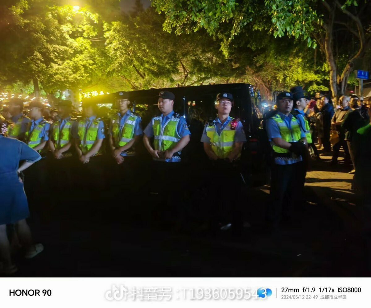 自稱是市長媽媽的老婦人和其愛車受到大批警力的保護。 圖: 翻攝自 李老師不是你老師 X
