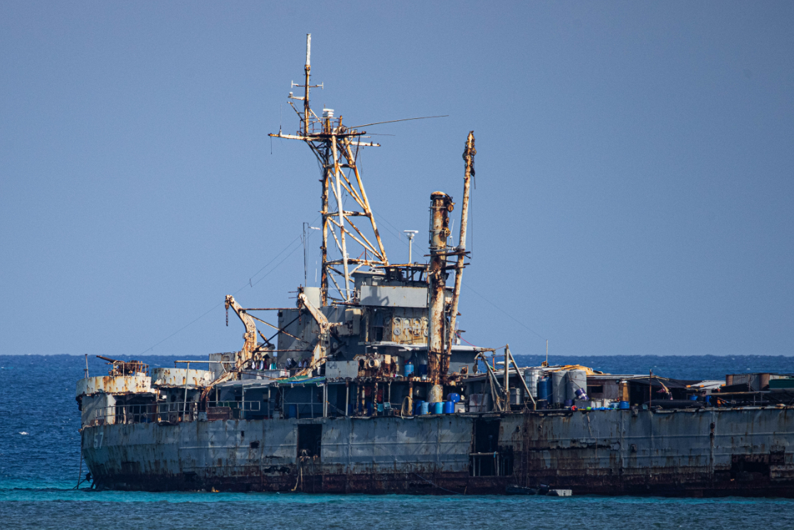 中國海警拍攝「坐灘」仁愛礁的「馬德雷山號」登陸艦，指船上各種生活物品和垃圾隨意擺放在毫無遮蔽的甲板上，甚至還有菲國軍方人員疑似公然朝仁愛礁瀉湖內「排洩」生理穢物。 圖：翻攝陸網/環球網