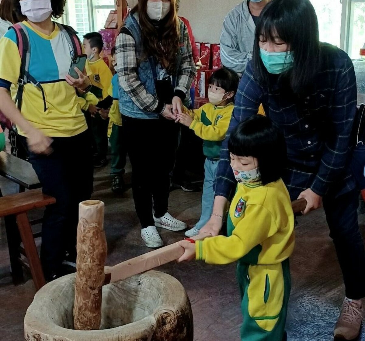 小朋友親自體驗搗粢粑的樂趣。 圖：孫家銘翻攝臉書