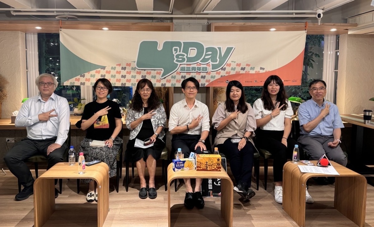 Y’s Day「週三青年日」今（15）日晚上舉辦第53場活動，主題是：「是忘記了，還是害怕想起來？不同世代如何記憶白色恐怖」。舞台上由左至右為汪怡昕、林芳如、周婉窈、董思齊、魏筠、張嘉恩、陳俐甫。 圖：Y’s Day「週三青年日」提供