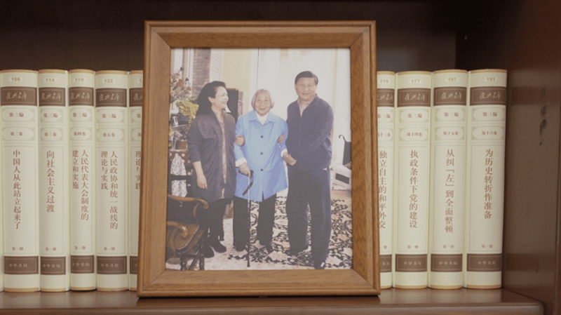 習近平的辦公室裡放著他和家人的合照。 圖：翻攝人民網