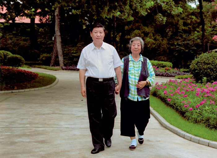習近平陪母親齊心散步。 圖：翻攝人民網