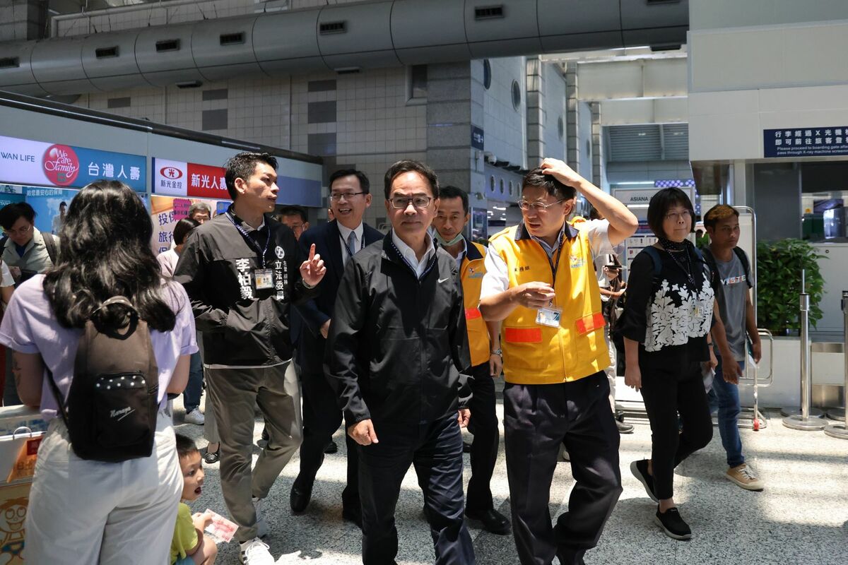交通部及民航局官員現場勘查小港機場。 圖：李昆澤服務處/提供