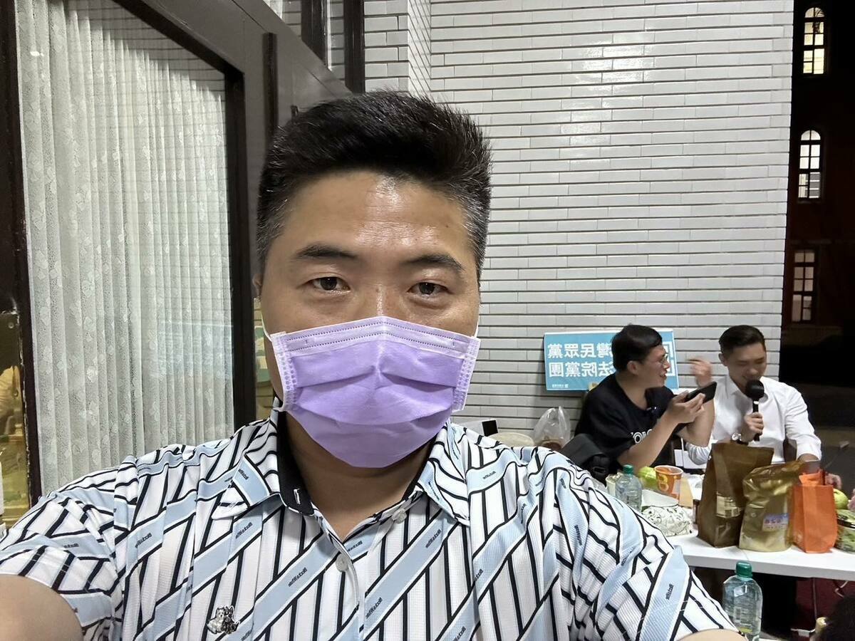 立法院國民黨團宣布要在議場守夜，黨籍立委顏寬恒（前）在臉書發布自己值班照片，後方左起則是民眾黨黃國昌、國民黨羅明才。 圖：翻攝自顏寬恒臉書