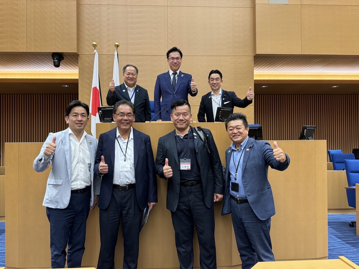 林智鴻(後排中)拜訪橫濱市議會。 圖：林智鴻服務處/提供