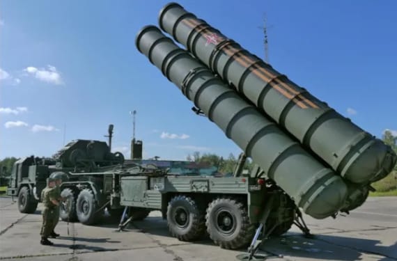 俄軍可使用 S-400 地對空導彈系統，對 F-16 進行遠程打擊。 圖 : 翻攝自青松解局