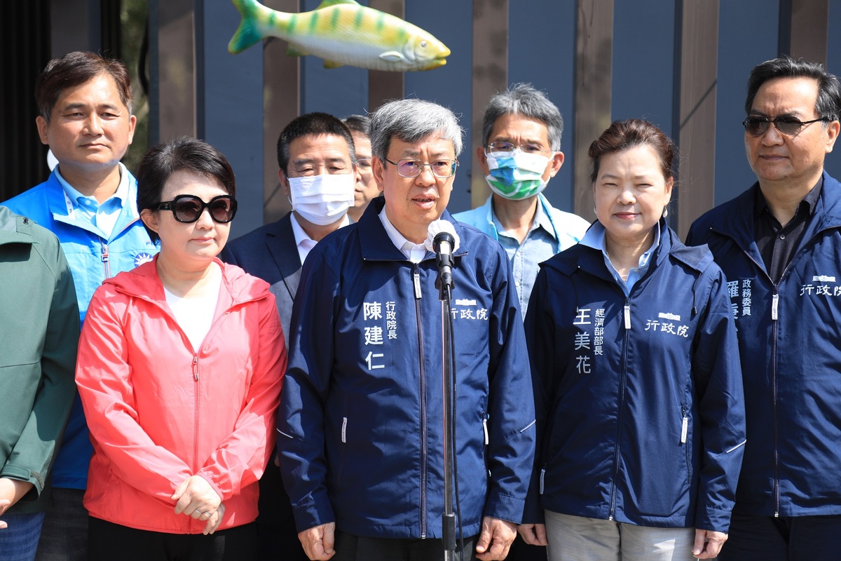 台中市長盧秀燕今天專程北上參加陳建仁主持的最後一次行政院會，卻沒機會再拍一張合照，此為2023年3月18日兩人一同視察馬鞍壩留下的合影。 圖：台中市政府/提供
