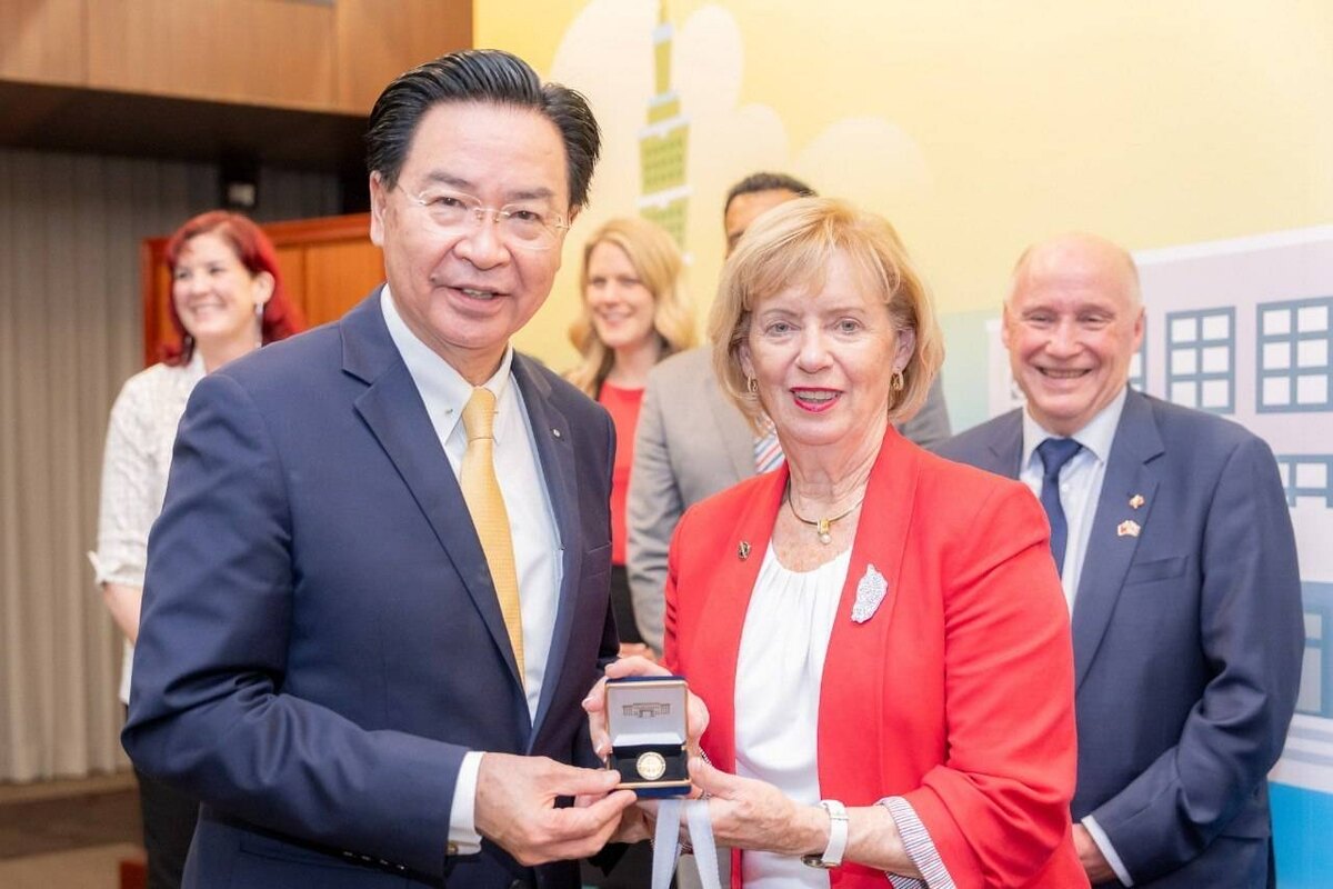 外交部長吳釗燮與「加台國會議員友好協會」會長暨聯邦眾議院國貿委員會主席史葛洛合影。 圖：外交部/提供