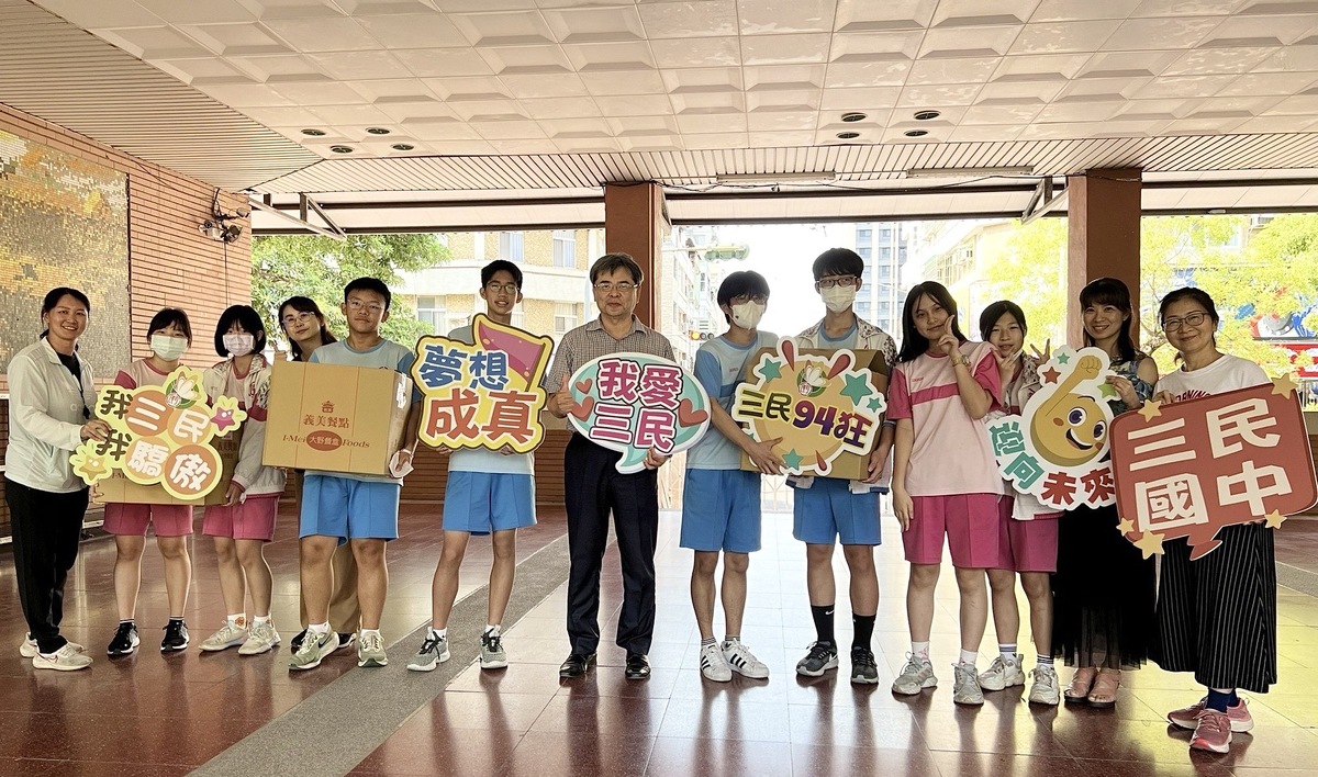 三民國組成考生服務團為考生加油。 圖：高雄市教育局/提供