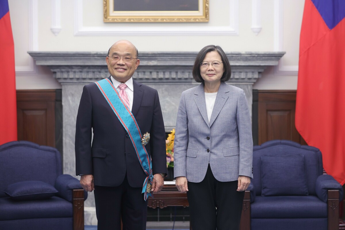 蔡英文頒授蘇貞昌一等卿雲勳章。 圖：總統府/提供