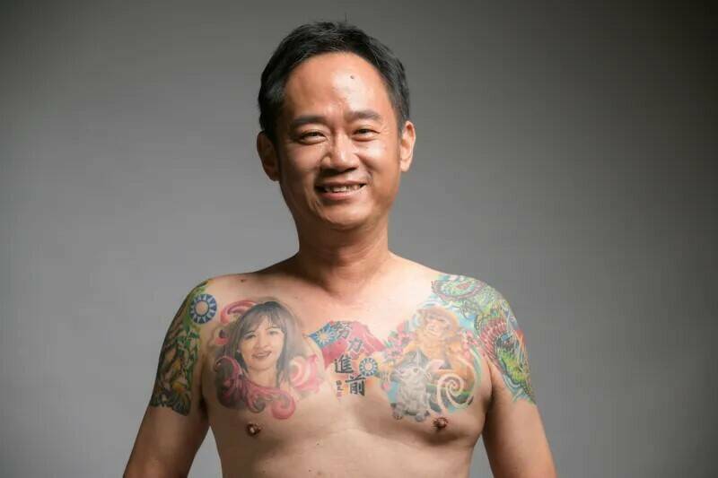 阮厚爵先前選舉時被對手陣營指為黑道，他打赤膊亮出身上刺青強調自己不是黑道。 圖：阮厚爵提供