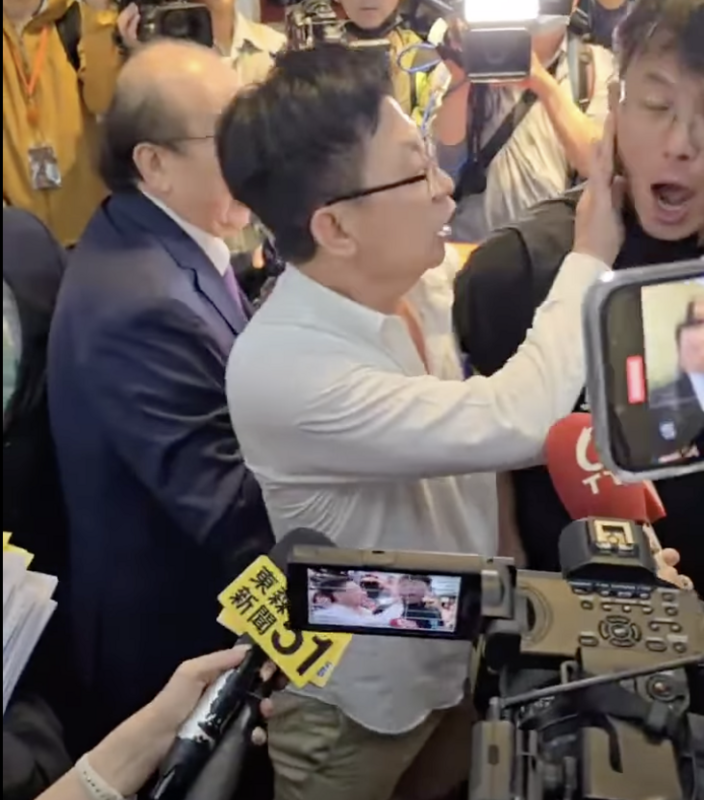 立法院爆發衝突，民進黨立委郭國文「打臉」民眾黨團總召黃國昌。 圖：翻攝黃國昌instagram