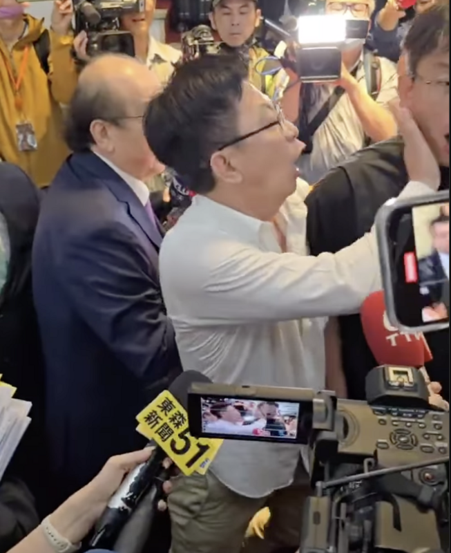立法院爆發衝突，民進黨立委郭國文「打臉」民眾黨團總召黃國昌。 圖：翻攝黃國昌instagram