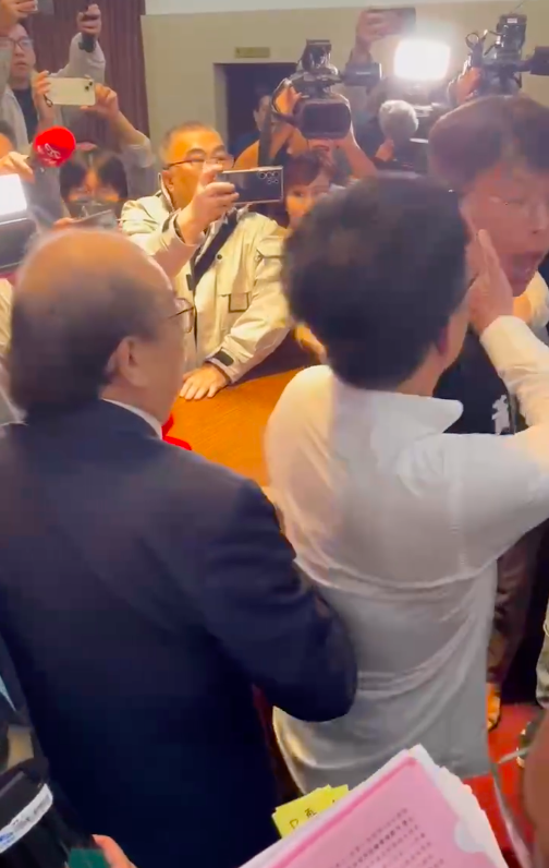 面對黃國昌咆哮柯建銘，郭國文護駕不慎激動隊黃國昌掌摑。 圖：翻攝自郭國文提供影片