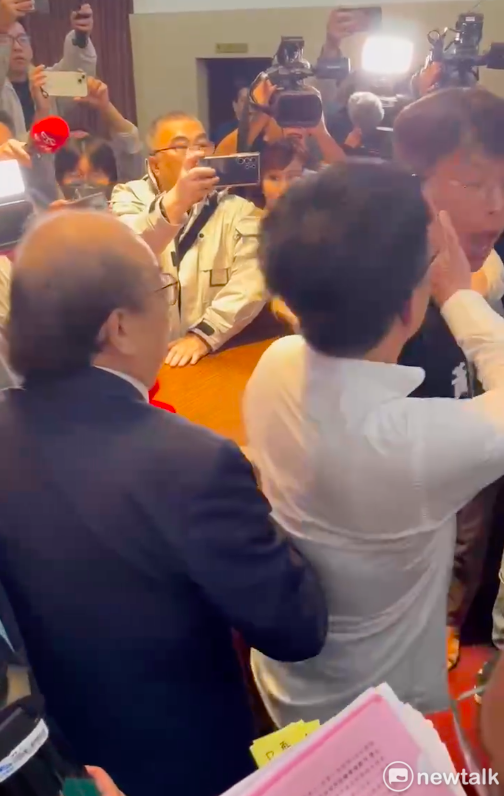 面對黃國昌咆哮柯建銘，郭國文護駕不慎激動隊黃國昌掌摑。 圖：翻攝自郭國文提供影片
