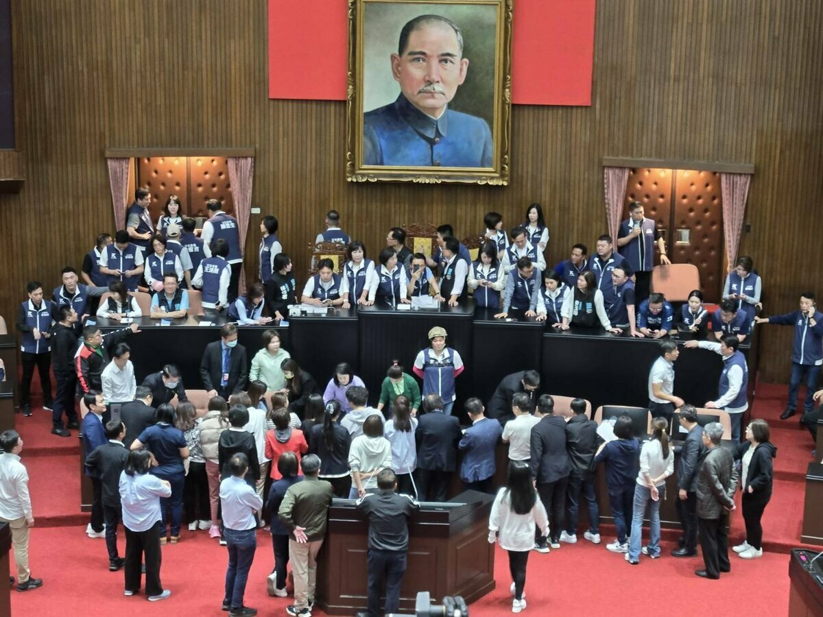立法院針對藍白黨版國會改革法案表決前夕爆發衝突，雙方在議場相互叫囂。 圖：立委林宜瑾辦公室提供