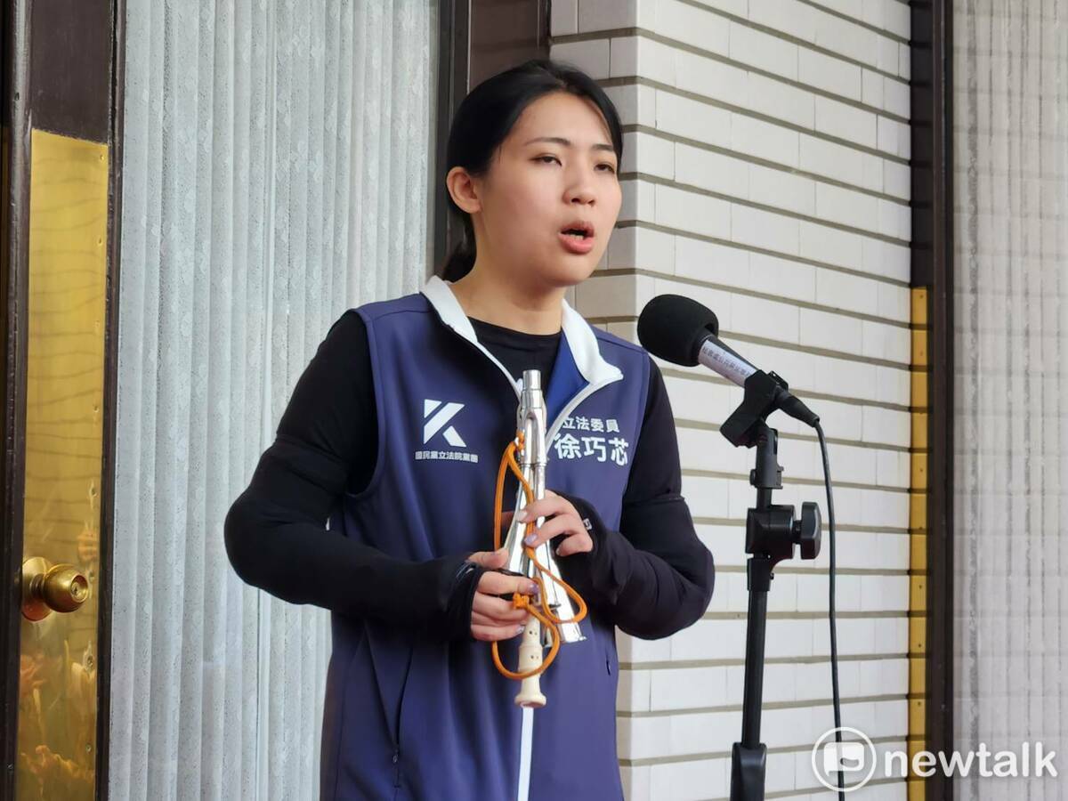 國民黨立委徐巧芯攜帶直笛、汽笛進入議場使用。 圖：黃建豪/攝（資料照）