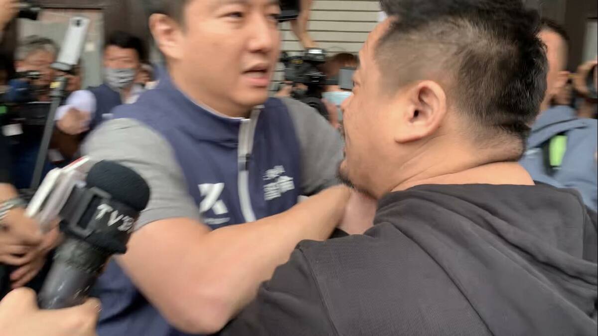 民進黨立委洪申翰一早欲突破藍營封鎖，遭藍委張智倫架脖子推擠。 圖：翻攝自洪申翰臉書