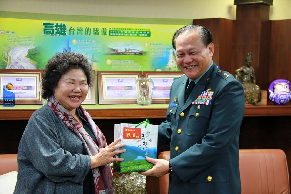 準行政院長卓榮泰今（17）日再公布前陸軍副司令季連成將出任政務委員一職。圖為季連成在2016年擔任八軍團指揮官時，於高雄美濃地震救災表現沈穩專業，獲得時任高雄市長陳菊、時任台南市長賴清德高度讚賞。 圖：擷自中華民國陸軍臉書粉專