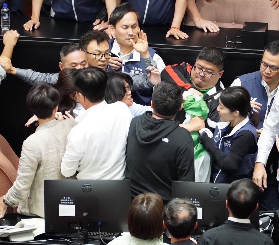 民進黨立委王美惠遭到徐巧芯拿民進黨黨旗作勢勒脖。 圖：立法委員黃捷辦公室/提供
