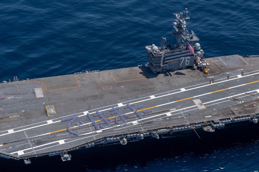 美國航空母艦雷根號官兵在飛行甲板上排出「ではまた」(莎喲娜啦，再見)字樣。 圖：翻攝「X」@US7thFleet