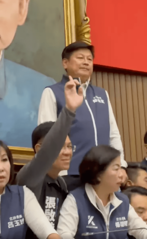郭昱晴暗酸傅崐萁在主席台上面宛如國王登基。 圖：翻攝吳思瑤臉書