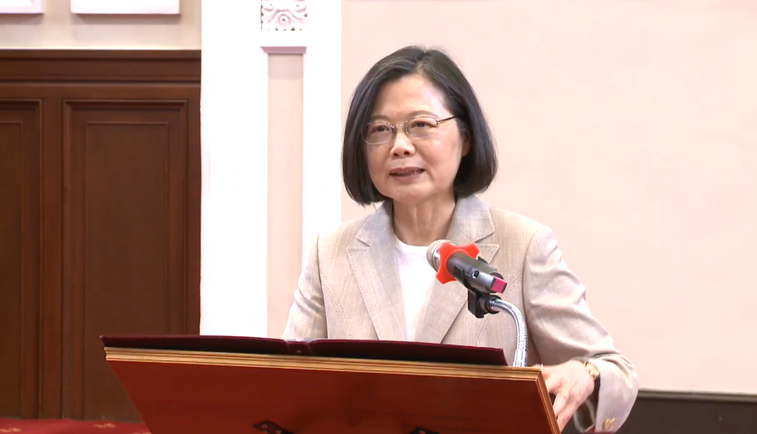 蔡英文接受總統府同仁歡送，並笑稱以後講話不用讀稿機了。 圖：總統府提供