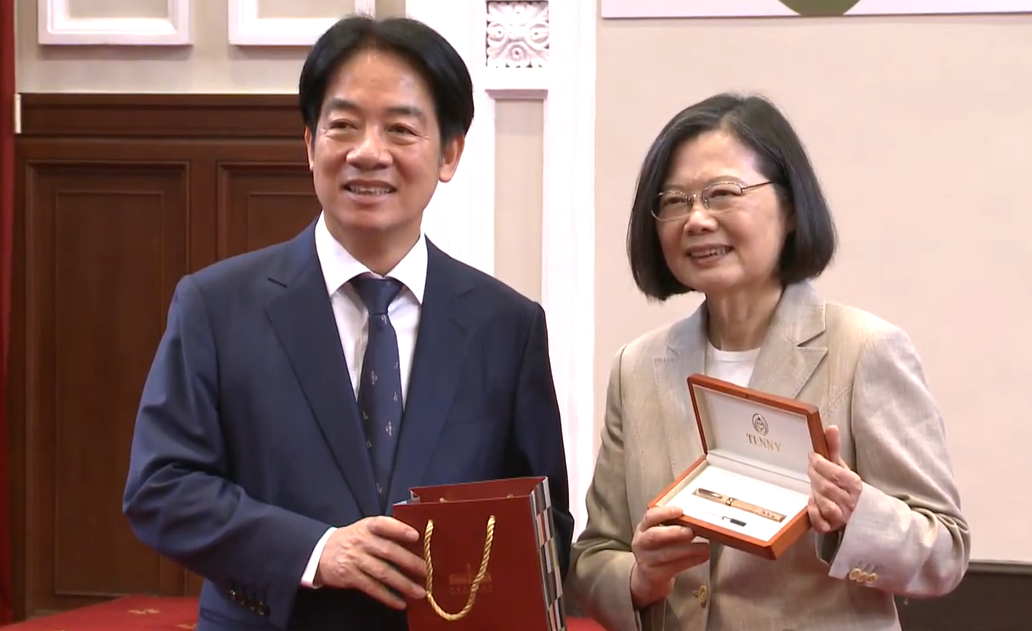 總統府舉行歡送會，歡送3天後即將卸任的總統蔡英文，賴清德也贈予台灣香樟木鋼筆及照片集錦。 圖：總統府提供