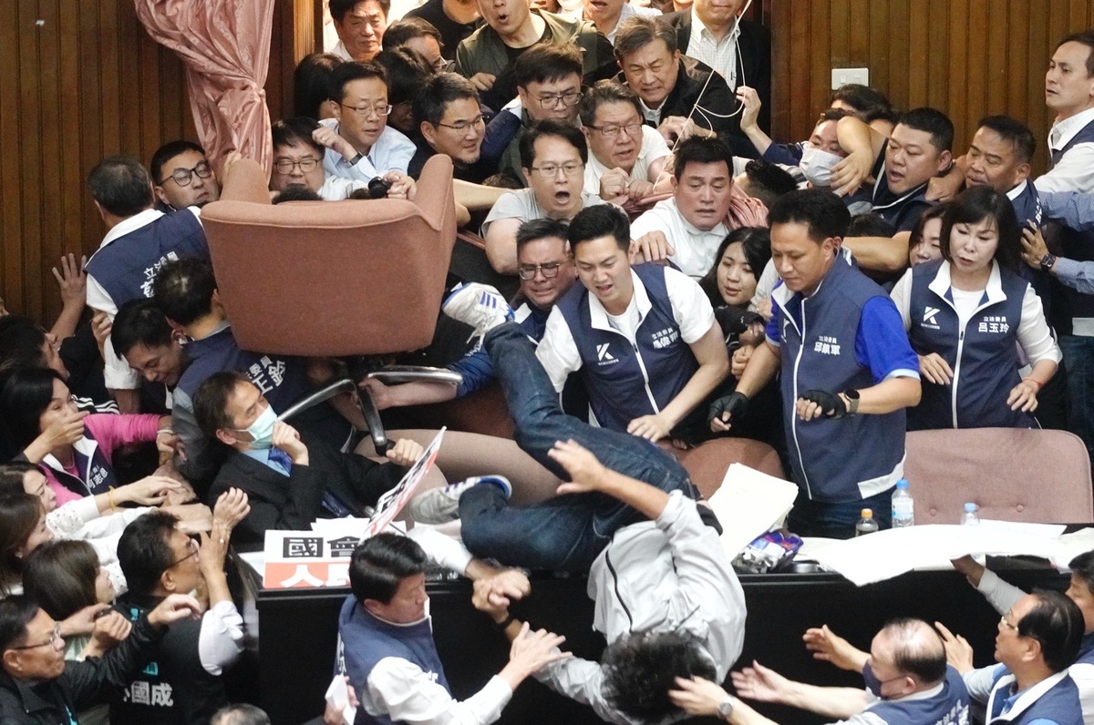 立法院17日爆發最嚴重肢體衝突，綠委沈伯洋遭藍委從高台硬生生推下。 圖：張良一／攝（資料照）