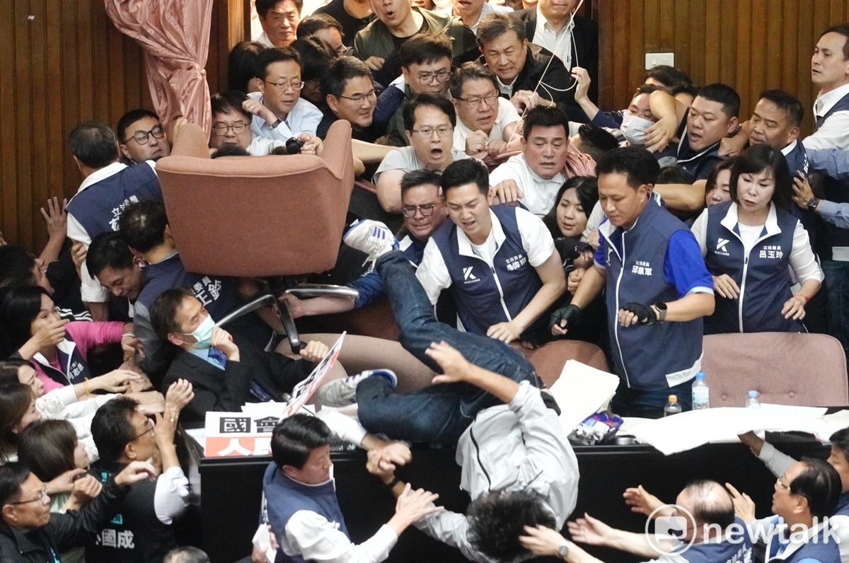 民進黨立委沈伯洋在藍綠肢體衝突中，被國民黨立委推下主席台，被醫護人員緊急送醫。 圖：張良一/攝（資料照）