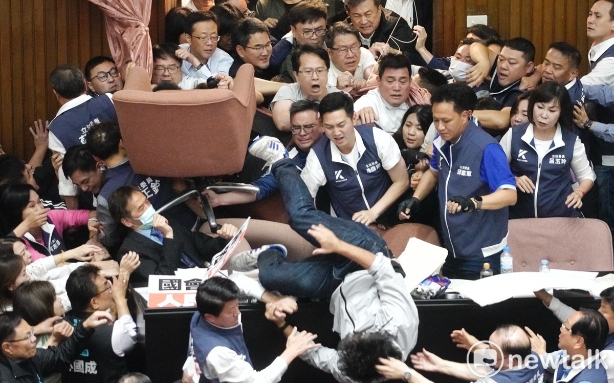 現場直擊》立院表決大戰 民進黨立委沈伯洋被推下主席台