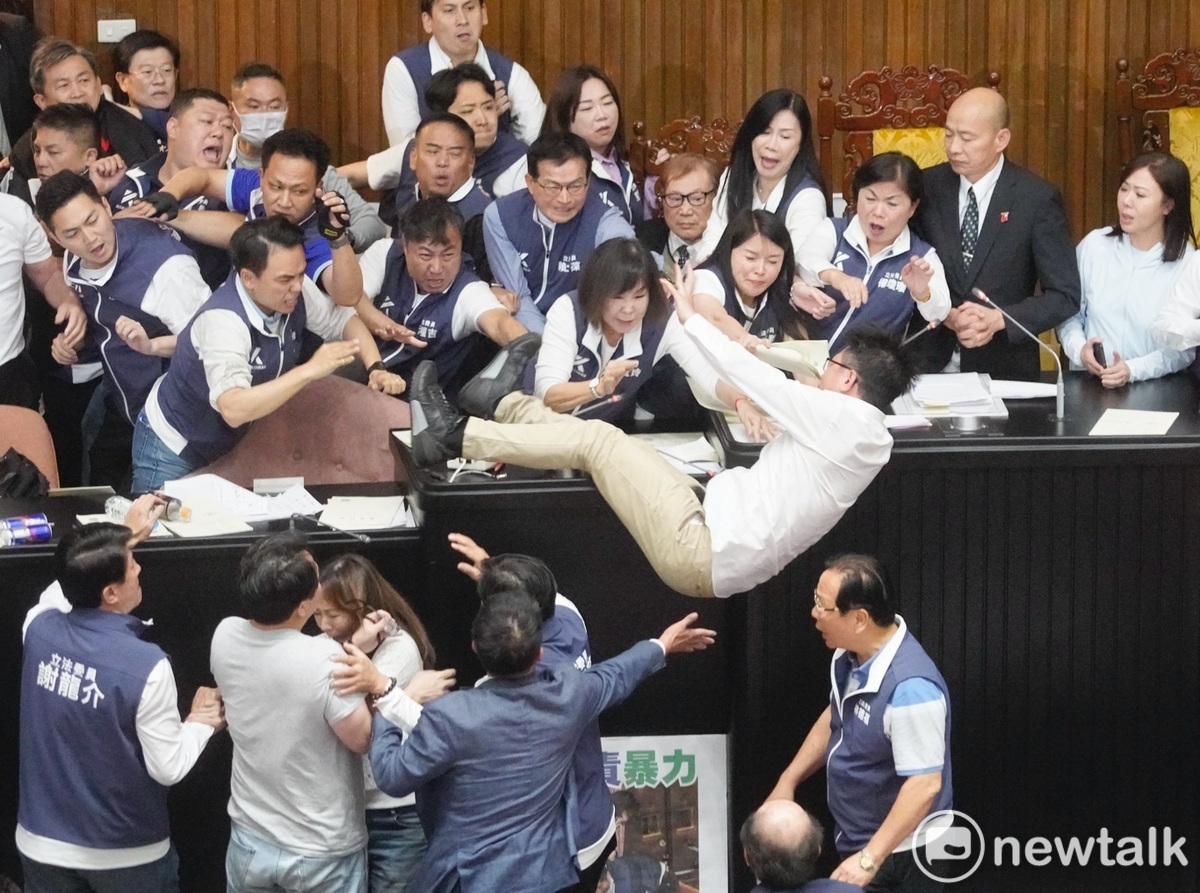 民進黨立委郭國文採桌上前進，不幸因推擠摔落。 圖：張良一/攝（資料照）