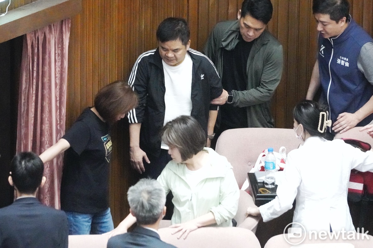 民進黨立院黨團書記長莊瑞雄也掛彩被眾人攙扶送醫。 圖：張良一 / 攝