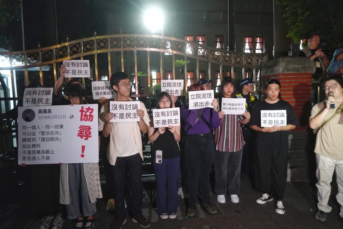 (影)恐成太陽花翻版？學生聚集立院抗議 批藍白「沒討論 不是民主」