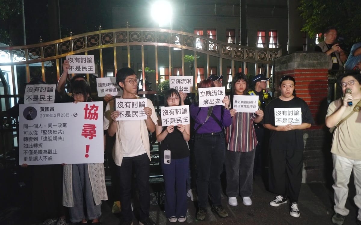 (影)恐成太陽花翻版？學生聚集立院抗議 批藍白「沒討論 不是民主」