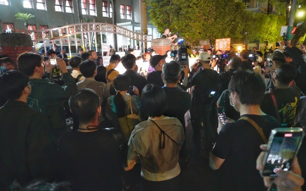 內幕》太陽花翻版？學生已集結近500人 傅崐萁急電北市警局調人